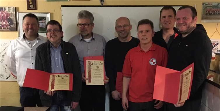 Der FV Rot Weiss Erpel ehrte langjährige Mitglieder – von li. n. re.: 1. Vorsitzender Lothar Bonn, Matthias Prangenberg, Günter Düßdorf, Rolf Kornab, 2. Vorsitzender Thomas Siebert, Oliver Hirzmann, Martin Bierwirth. privat