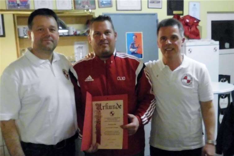 Der FV Rot-Weiß Erpel ehrte während seiner Jahreshauptversammlung langjährige Mitglieder (von links): Vorsitzender Lothar Bonn, Christian Löhr und der Zweite Vorsitzende Thomas Siebert.privat