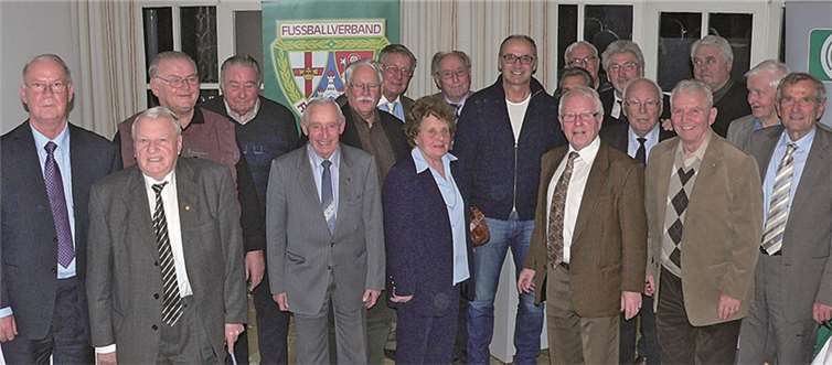Der FVR-Seniorenclub kam zu einem vorweihnachtlichen Treffen zusammen - Zu Gast: Jürgen Kohler.privat
