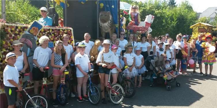 Der Fachbacher-Carnevals-Verein war mit viel Spaß und guter Laune beim Blumenkorso mit dabei.privat