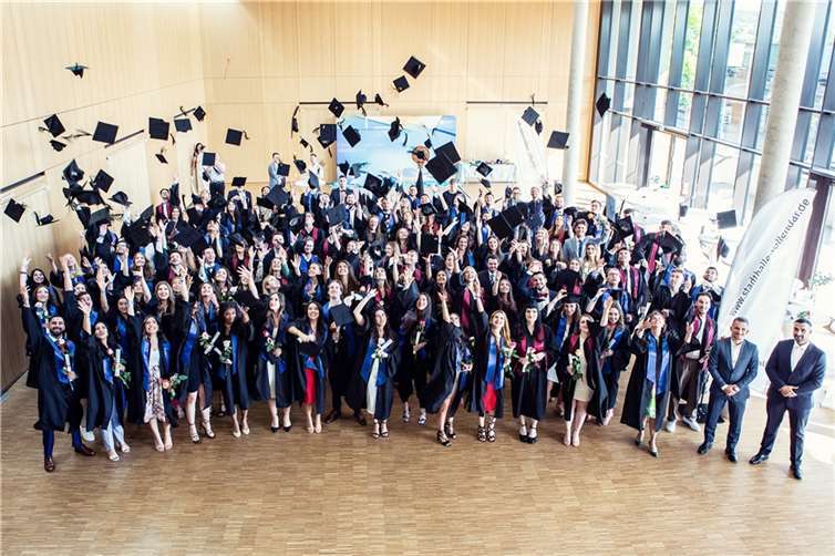 Der Fachbereich Wirtschaftswissenschaften feierte in Vallendar.  Foto: Hochschule Koblenz/Schwipp