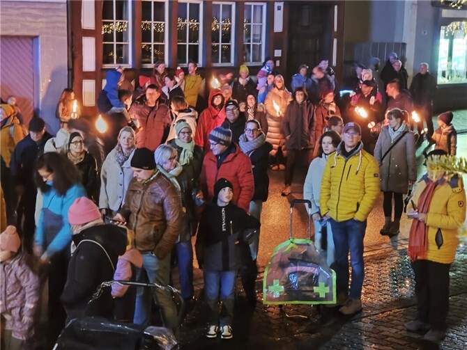 Der Fackelzug stoppte auch an dem Christbaum mit Geschenkpaketen und der großen Weihnachtspyramide.  Fotos: HEP