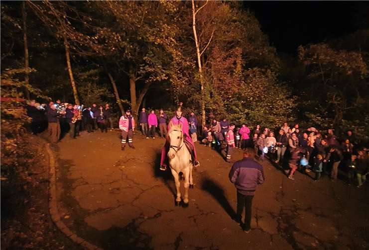 Der Fackelzug zog mit St. Martin auf stolzem Schimmel unter musikalischer Begleitung durch die Gleeser Musikfreunde durch den Ort zum Martinsfeuer. Fotos: privat