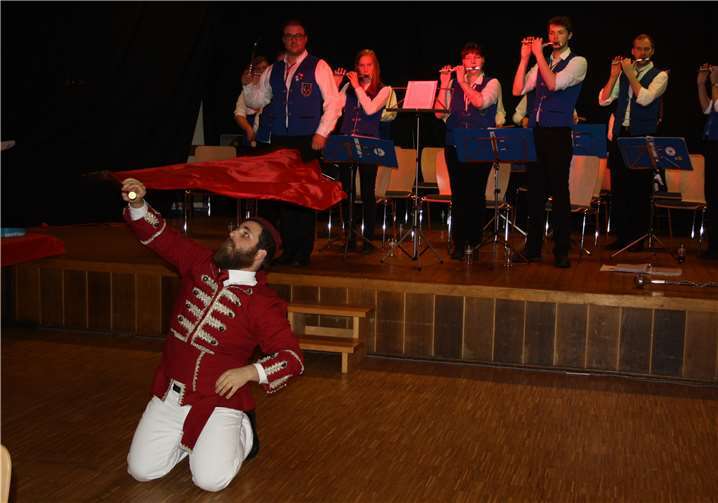 Der Fähnrich des JGV Koisdorf schwenkte die Fahne mit musikalischer Unterstützung durch den Tambourcorps „Freiweg Sinzig“ e.V. nicht beim Festumzug, sondern in der trockenen Halle.Fotos: LFR