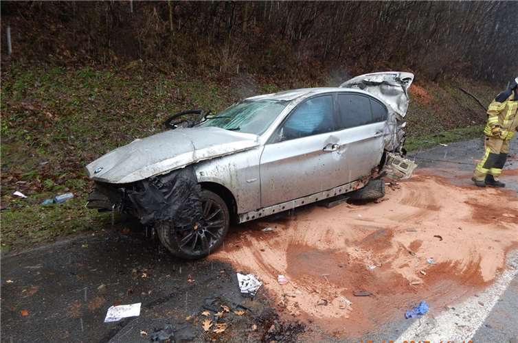 Der Fahrer des BMW musste mit einer Rettungsschere aus seinem Fahrzeug befreit werden.