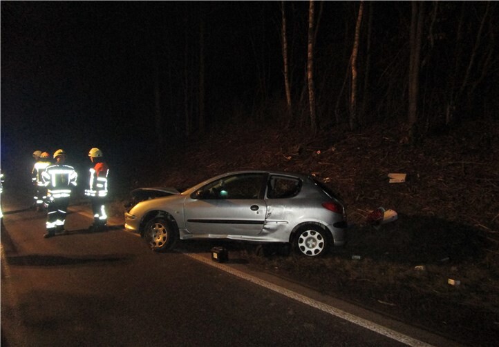 Der Fahrer des Fahrzeugs musste aus dem PKW befreit werden.  Feuerwehr Höhr-Grenzhausen