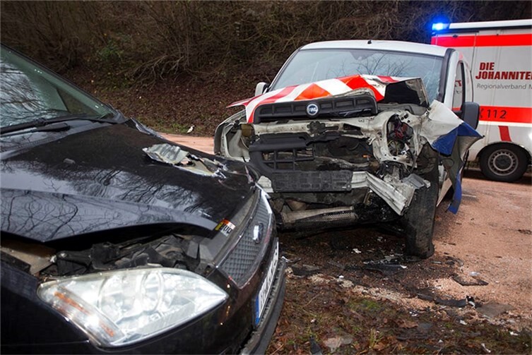Der Fahrer des Kleinlieferwagens erlitt durch den Zusammenstoß schwere Verletzungen. Foto: WT