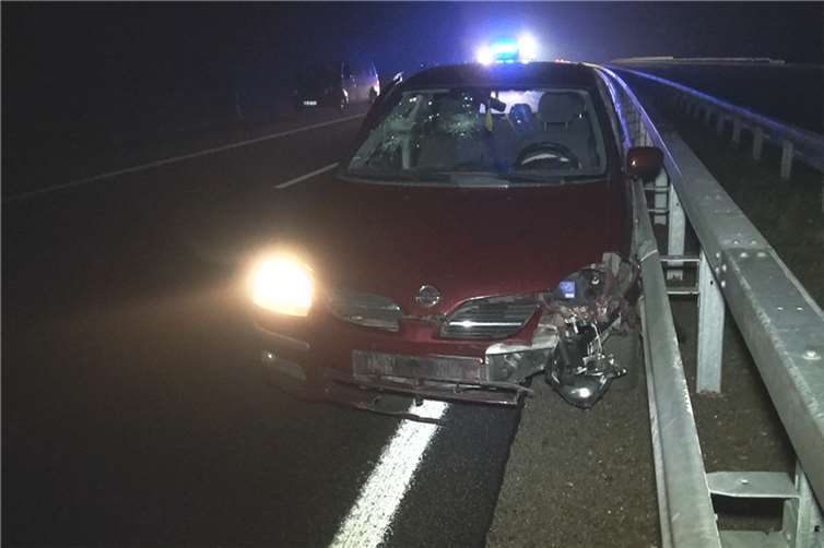 Der Fahrer des Kleinwagens hatte mehr Glück bei dem Unfall.