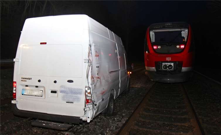 Der Fahrer des Lieferwagens hatte Glück im Unglück, da die vorbeifahrende Regionalbahn nur an einer Ecke mit dem Fahrzeug aufprallte. Foto: Willi Willig