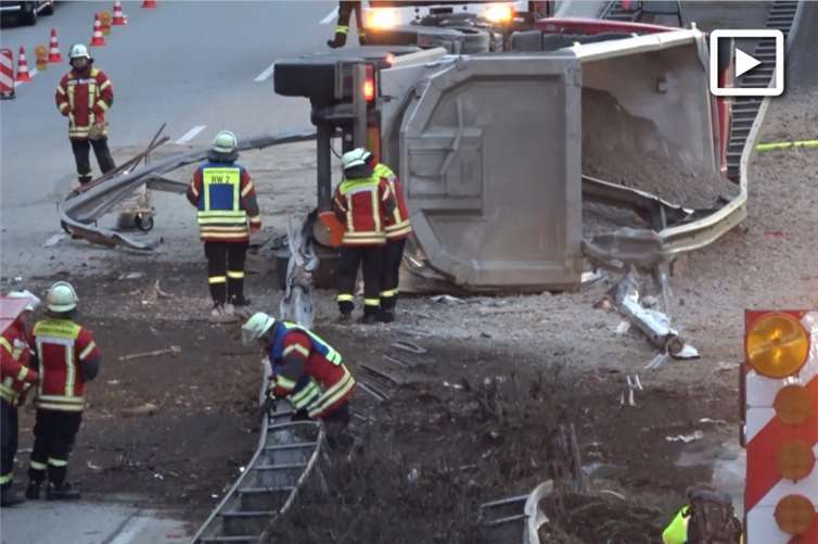 Der Fahrer des Lkw hatte in Folge eines Reifenplatzers die Kontrolle über den Sattelzug verloren und war anschließend durch die Mittelschutzplanke gefahren. Fotos: WinklerTV