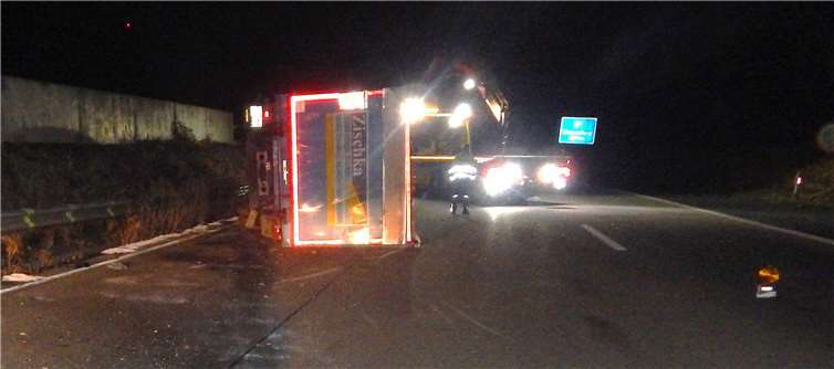 Der Fahrer des Lkw wurde glücklicherweise nur leicht verletzt. Polizei