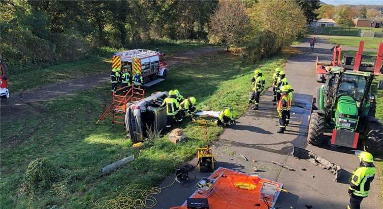 Der Fahrer des PKW musste bei der Übung mit hydraulischen Geräten aus dem Fahrzeug befreit werden.