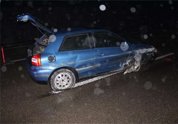 Der Fahrer des Pkw war mit dem Fahrzeug gegen die Schutzplanke geprallt wodurch das Auto erheblich beschädigt wurde. Foto: Polizei