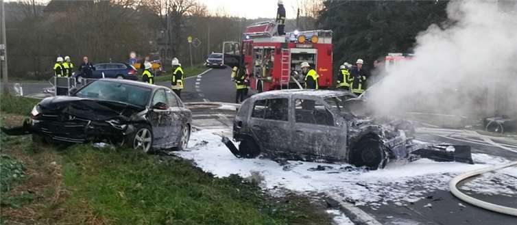 Der Fahrer des Renault Twingo missachtete die Vorfahrt des entgegen kommenden Audi und prallte mit diesem an der Kreuzung L112 / L122 zusammen. Fotos: Polizei