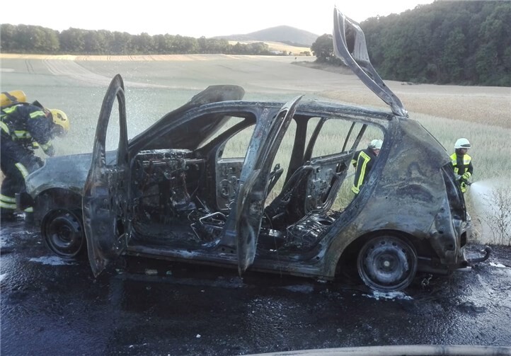Der Fahrer des brennenden Pkw konnte sich rechtzeitig in Sicherheit bringen. Foto: Polizei