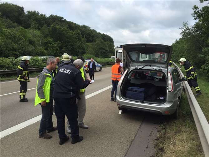 Der Fahrer dieses PKW kam von der Fahrbahn ab und prallte gegen die Leitplanken.