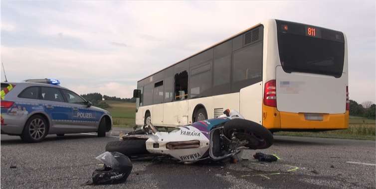 Der Fahrer eines Linienbusses hatte einen Motorradfahrer übersehen und war mit diesem zusammengeprallt.Foto: WinklerTV