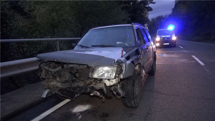 Der Fahrer eines Pkw wurde bei einem Unfall in seinem Wagen eingeklemmt. Foto: WinklerTV
