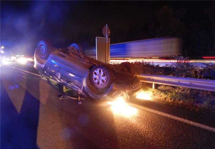 Der Fahrer wurde bei dem Unfall leicht verletzt und stand unter Alkoholeinwirkung. Polizei
