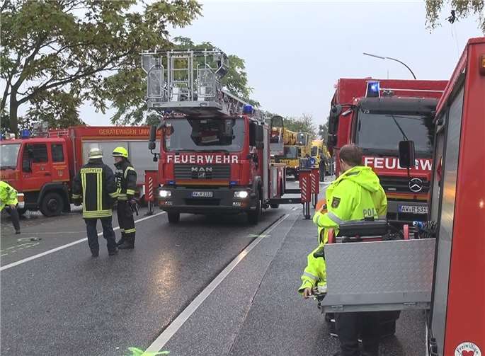 Tödlicher Verkehrsunfall in Oberwinter Der Fahrzeugführer des LKW musste von der Feuerwehr aus dem Wrack befreit werden.