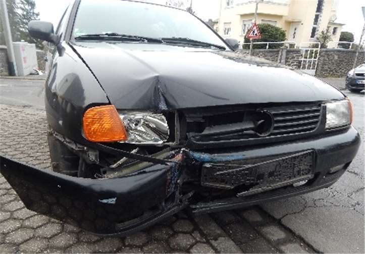 Der Fahrzeugführer kam mit diesen Pkw von de Fahrbahn ab. Polizeiinspektion Mayen