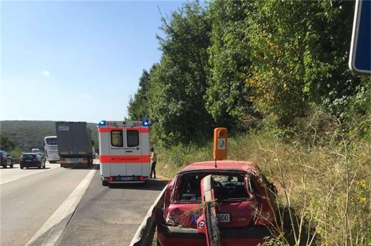 Der Fahrzeugführer  wurde zum Glück nur leicht verletzt. 