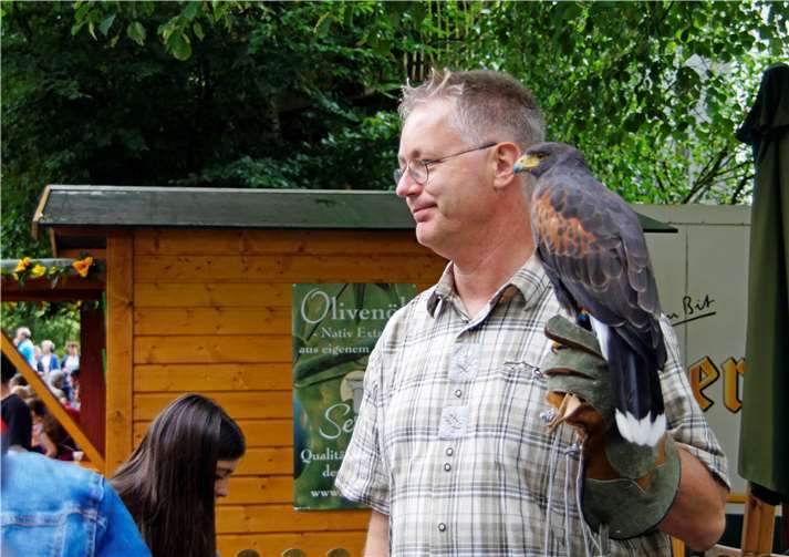 Der Falkner gab spannende Einblickeund beantwortete alle der großen und kleinen Besucher Fragen.