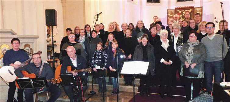 Der Familienchor Rückenwind unter der Leitung von Ulla Diefenbach (li.). Fotos: FRE