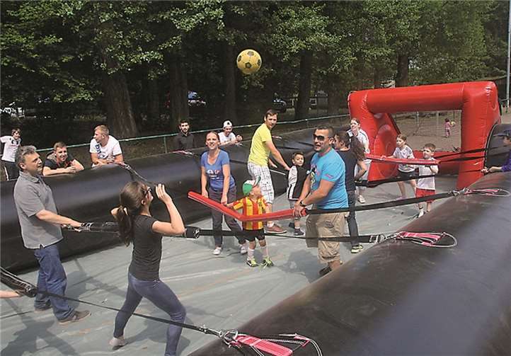Der Familiennachmittag wurde mit einer Riesenhüpfburg, aufblasbarer Torwand, Zirkusspiel und einem Menschenkicker gefeiert. Hier war Spaß für alle angesagt.