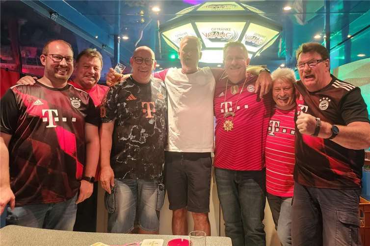 Der Fan Club „FC Bayern“ von Prinz Thomas II. absolvierte den Thekendienst erfolgreich.Foto: privat