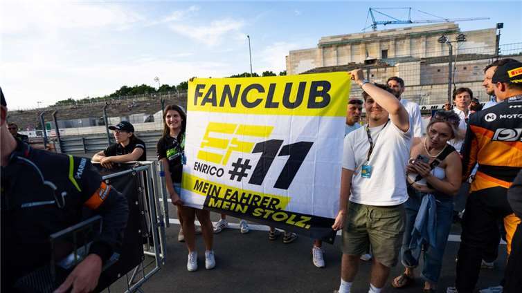 Der Fanclub ist mit dabei.