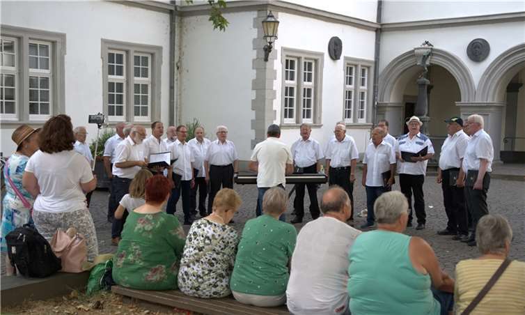 Der Fanclub jubelt mit.