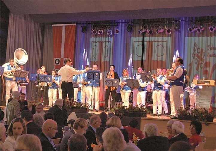 Der Fanfarenzug Blau-Weiss Ochtendung übernahm die musikalische Eröffnung des Galaabends in der Kulturhalle.