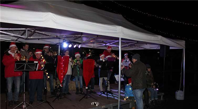 Der Fanfarenzug Brohltalklänge ließ am Samstagabendweihnachtliche Weisen auf dem Marktgelände ertönen.