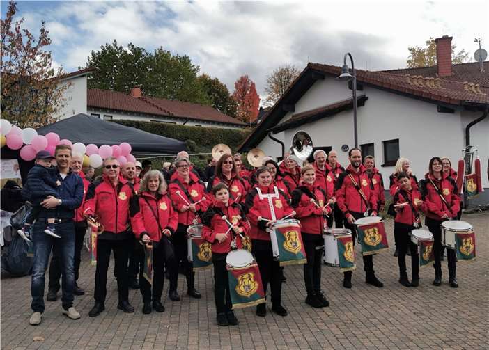 Der Fanfarenzug Wassenach in seinen neuen Softshell-Jacken. Links Sponsor Markus Pung von der RHI Urmitz AG & Co.KG. Foto: privat