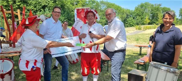 Der Fanfarenzug ist stolz, 1.500 Euro überreichen zu können.  Foto: privat