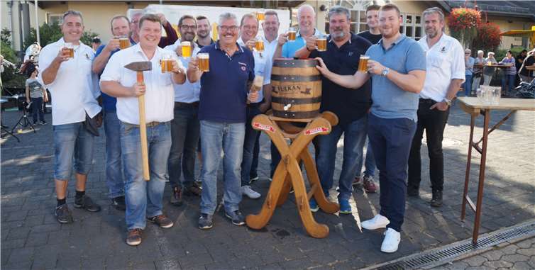 Der Fassanstich bei perfektem Wetter bildete den Kirmesauftakt. Fotos: SOT