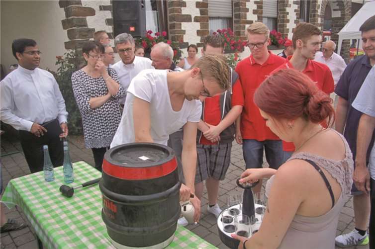 Der Fassanstich erfolgte durch das amtierende Maikönigspaar.Rübenach