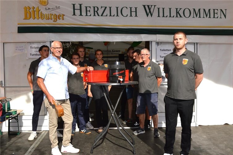 Der Fassanstich gehört traditionell dazu.  Fotos:AB