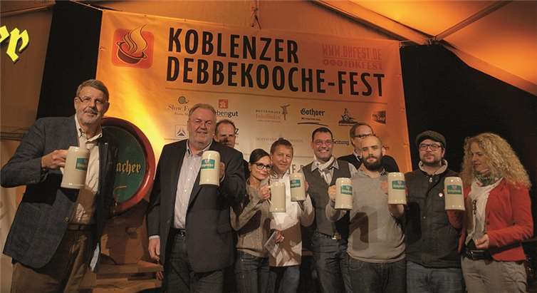 Der Fassanstich ist fast schon obligatorisch. Danach heißt es: „Ran an den Debbekooche!“ US