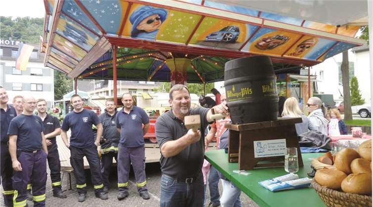Der Fassanstich obliegt dem stellvertretenden Ortsvorsteher Arthur Fickler.