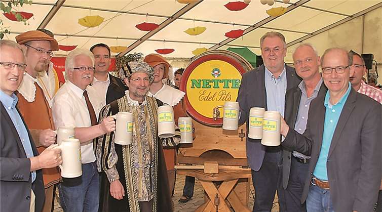 Der Fassanstich war gelungen und es folgte ein Prost auf die Kirmes in Weißenthurm. Udo Stanzlawski
