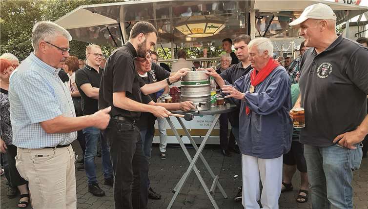 Der Fassanstich wurde gekonnt von dem Schirmherrn Kaplan Dominic Lück vollzogen.
