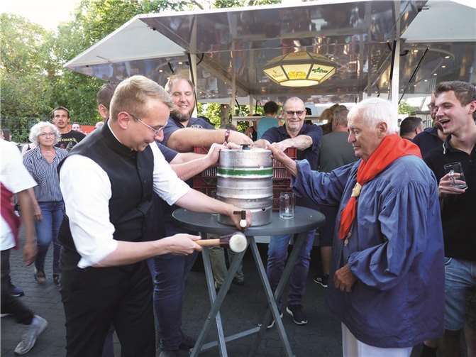 Der Fassanstich wurde souverän von dem Schirmherrn Kaplan Christian Kossmann vollzogen.