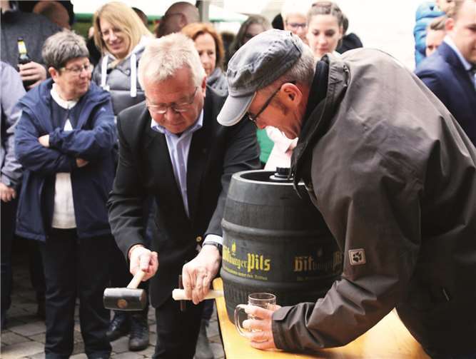 Der Fassanstich wurde wieder fachgerechtvon Pastor Ralf Birkenheier zelebriert.