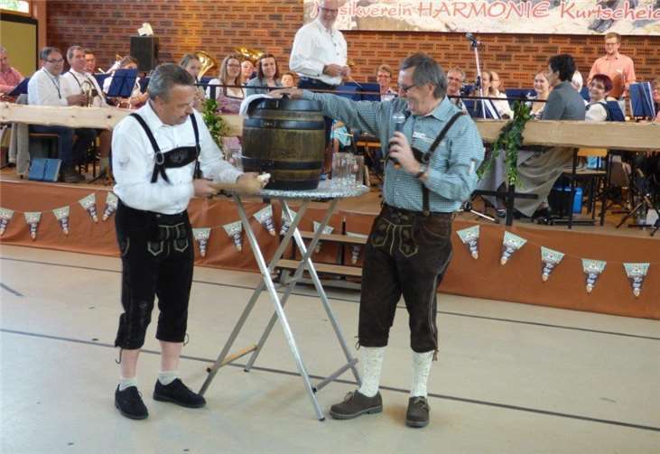 Der Fassanstich zum Oktoberfestabend in Kurtscheid.privat