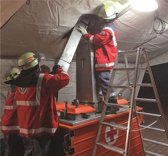Der Feldkochherd wurde aufgebaut und in Betrieb genommen. D. Karbach, DRK Rhens