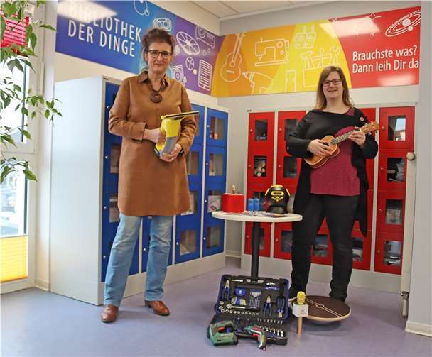 Der Fenstersauger oder doch lieber die Ukulele? Carina Senko (re.) und Ursula Kingen vom Team der Stadtbibliothek Montabaur präsentieren die „Bibliothek der Dinge“.  Foto: Stadt Montabaur