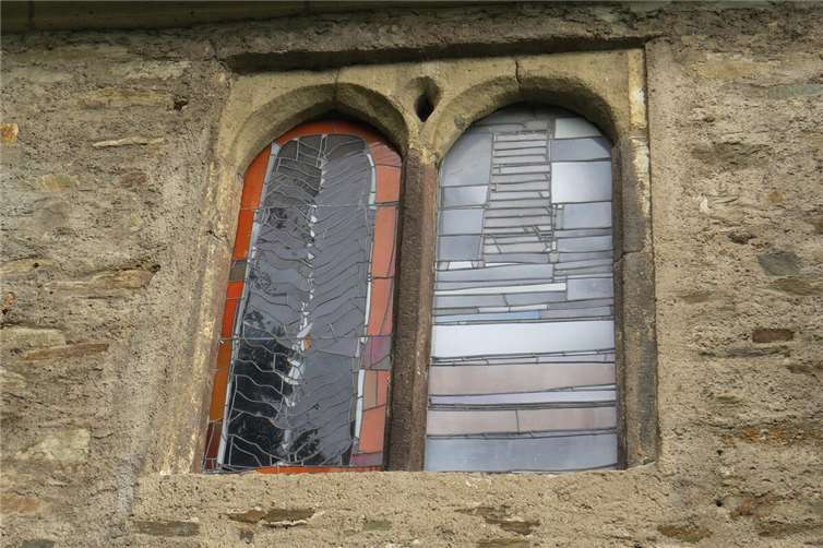 Der Fensterzyklus der Feldkirche wurde über einen Zeitraum von mehr als 20 Jahren vom renommierten Grafiker und Kunstprofessor Georg Meistermann geschaffen.Foto: Carolin Faller