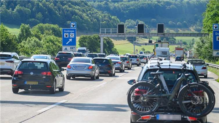 Der Ferienbeginn in fünf weiteren Bundesländern verschärft die Stausituation auf den Autobahnen weiter.  Copyright: imago images/Bernd Leitner